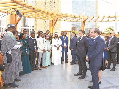 الرئيس عبد الفتاح السيسى ونظيره الفرنسى إيمانويل ماكرون خلال تفقدهما جامعة سنجور