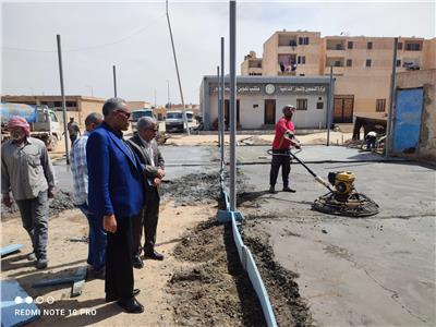 جولة ميدانية لسكرتير عام مطروح بالضبعة.. تسريع وتيرة «الرصف وتطوير المواقف»