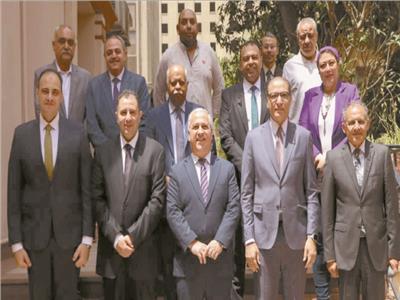المهندس عبد الصادق الشوربجى وإسلام عفيفى وأعضاء الهيئة خلال توقيع البروتوكول
