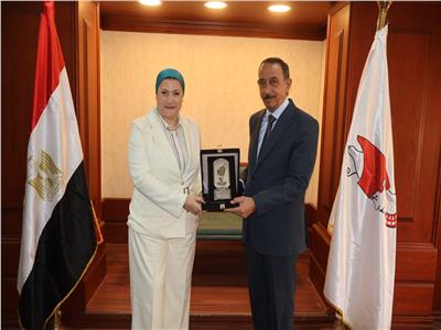 رئيسة المجلس القومي للطفولة والأمومة مع محافظ سوهاج