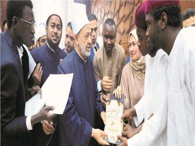 الإمام الأكبر د. أحمد الطيب شيخ الأزهر نهج الأبوة والعناية بطلاب العلم