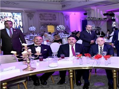 اللواء حاتم حداد واللواء محمد يوسف خلال حفل الزفاف