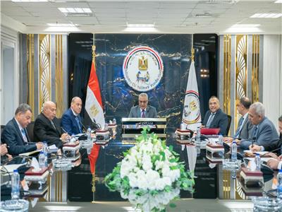 وزير الدولة للإنتاج الحربي يوجّه بضرورة توسيع التعاون الصناعي