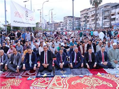 محافظ دمياط يؤدي صلاة عيد الأضحى المبارك بساحة ميدان الساعة 
