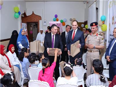 محافظ دمياط يشارك أبناء وبنات دور الضيافة فرحتهم بعيد الأضحى 