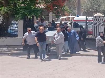 وصول جثمان والدة أحمد حلمي مسجد ناصر في بنها| فيديو 