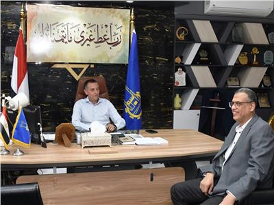محافظ أسوان يلتقى برئيس الإدارة المركزية لفرع الهيئة العامة للطرق 