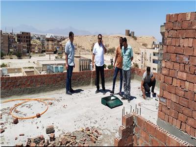 حي شمال الغردقة يواصل إزالة مبانٍ مخالفة 