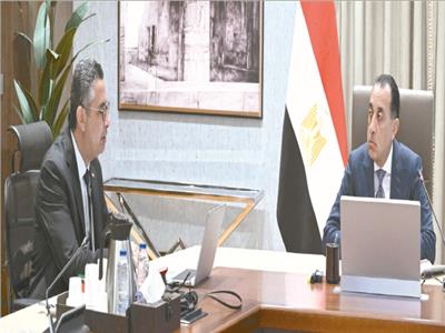 د. مصطفى مدبولى خلال لقائه وزير التموين لمتابعة مستجدات تطوير منظومة الدعم