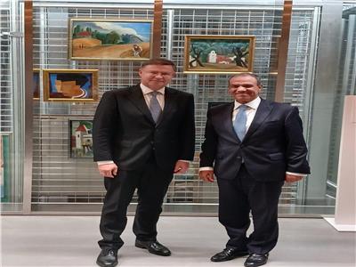 وزير الخارجية يلتقي المفوض الأوروبي على هامش الاجتماع السنوي للبنك الأوروبي