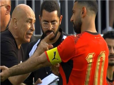 محمد صلاح وحسام حسن قبل انطلاق الشوط الثاني