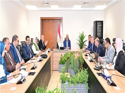 وزير الري يتابع المشروع القومي لتأهيل المنشآت المائية