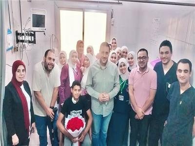 احتفالية بمستشفي بسيون بالغربية بعد عودة طالب غرق في حمام السباحة للحياة مرة اخري