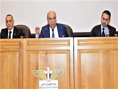 جانب من اجتماع  وزير الطيران المدني