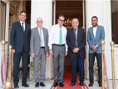 وزير الصحة يستقبل السير مجدي يعقوب