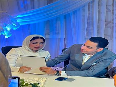 النقيب محمد صلاح وعروسه الآنسة منة الله إسلام خلال حفل عقد قرانهما