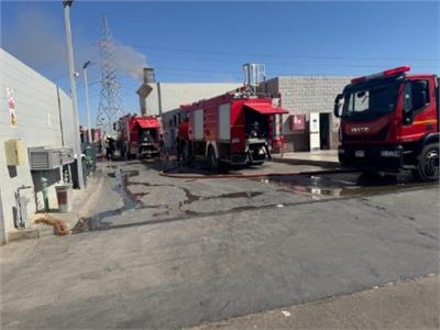 السيطرة على حريق بمخزن سلع غذائية