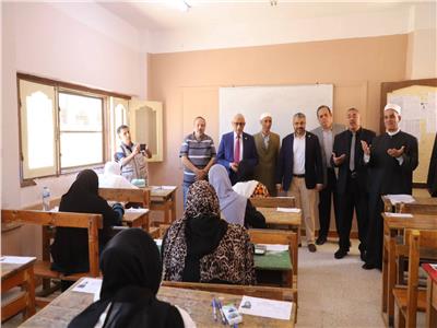 محافظ شمال سيناء يتفقد لجان امتحانات الثانوية الأزهرية للفتيات بالعريش 