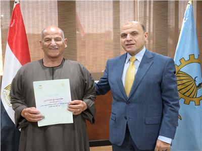  محافظ الغربية يُسلّم 9 عقود تقنين أراضي أملاك الدولة للمستفيدين 