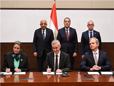 رئيس الوزراء يشهد توقيع اتفاقيتي الاستثمار والتشغيل وشراء الطاقة لمحطة طاقة رياح جبل الزيت