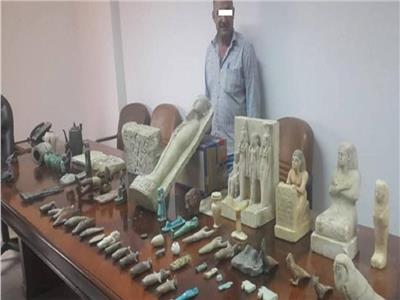 أحد المتهمين والمضبوطات