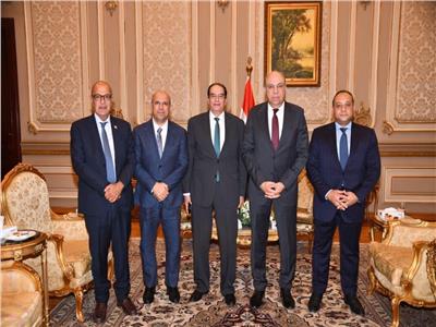 جانب من اجتماع  وزير الطيران المدني
