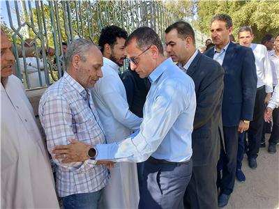 محافظ أسوان يشارك فى تشييع معلمة إلى مثواها الأخير 