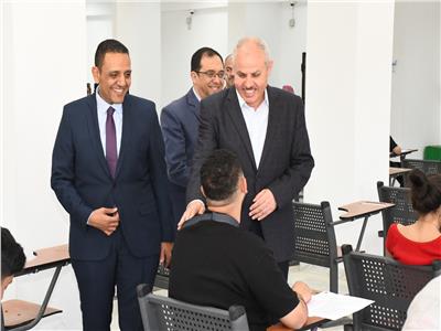 رئيس جامعة قناة السويس يتابع 