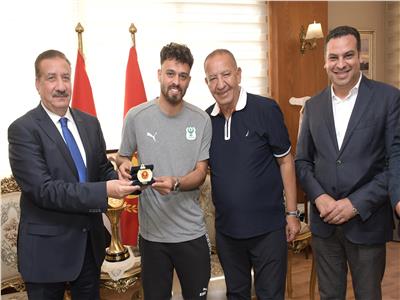 محافظ بورسعيد يكرم لاعبي النادي المصري ومجلس الإدارة بعد الفوز بكأس عاصمة مصر