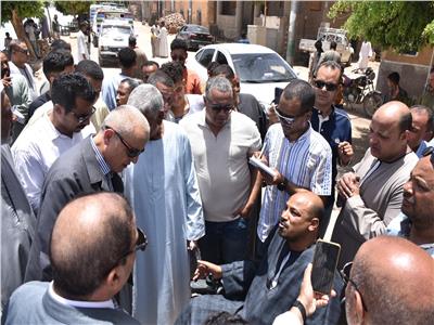 محافظ الأقصر خلال الجولة