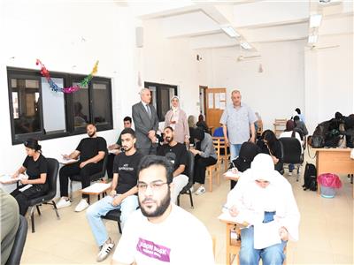  780 طالبًا 