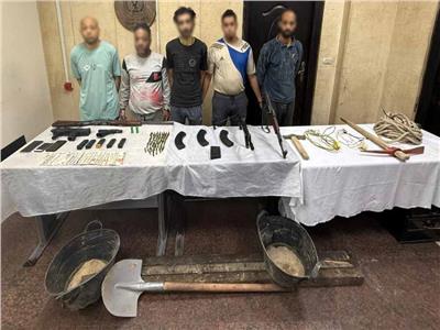 المتهمون عقب القبض عليهم 
