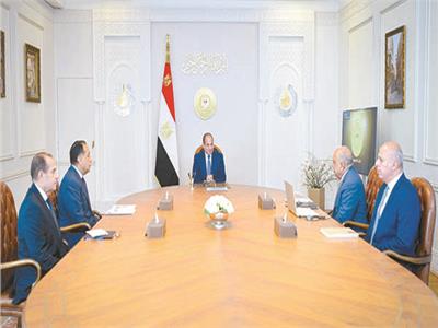 الرئيس عبد الفتاح السيسى خلال اجتماعه مع رئيس الوزراء ووزير الكهرباء 