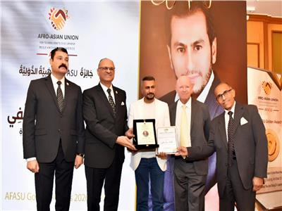 حصد الكاتب الصحفي عادل الألفي جائزة «أفاسو الذهبية الدولية»