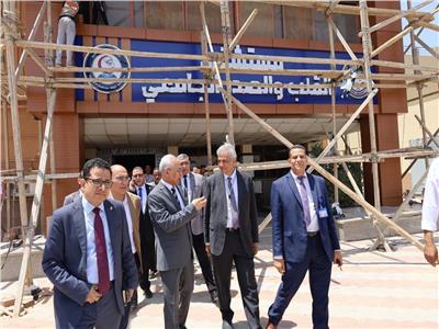 رئيس جامعة المنيا يتفقد اعمال  