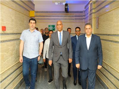  محافظ كفر الشيخ يطمئن على رئيس قرية 