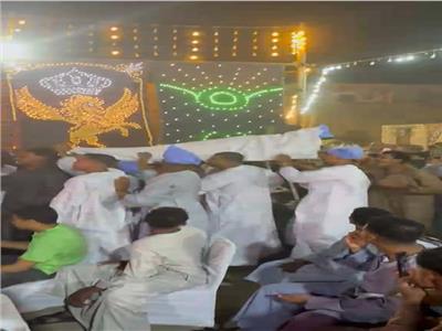 العريس يدخل حفل زفافه محمولا على نقالة 