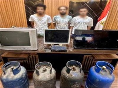 المتهمون عقب القبض عليهم 