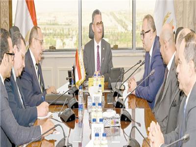 وزير التموين خلال اجتماعه مع ممثلى شركة تمويلى للخدمات المالية