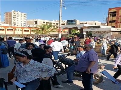 توافد الطلاب على لجان امتحانات الثانوية العامة 