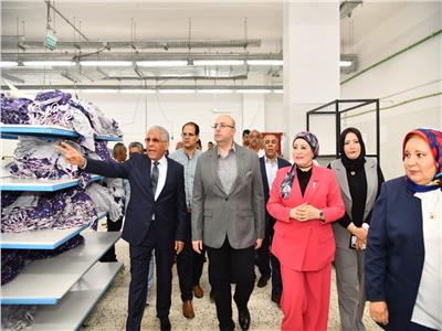 محافظ الفيوم يتفقد مصنع الغزل والنسيج بالعزب 