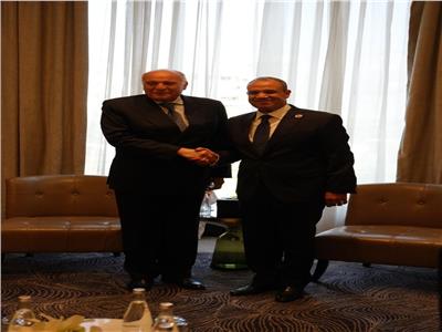 وزير الخارجية يلتقي نظيره الجزائري