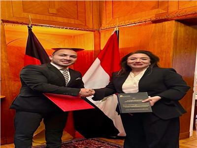 المستشار محمد جمعة خلال لقاء القنصل المصري في هامبورج داليا عبد الفتاح