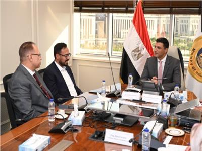 وزير الصناعة يبحث مع مسؤولي شركة جوتن مصر للدهانات خططها التوسعية 