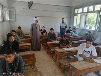 رئيس منطقة سوهاج الأزهرية يتفقد امتحان 