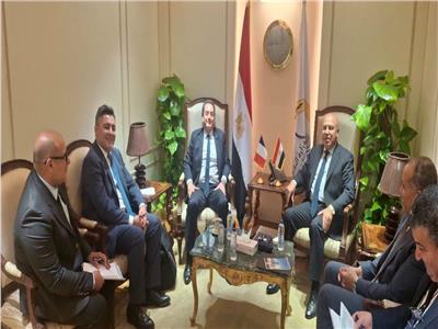 وزير النقل الفريق كامل الوزير والسفير الفرنسي إيريك شوفاليه ونائب مدير الخزانة بول تيبول 