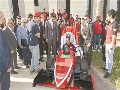 وزير الصناعة مع فريق «هندسة القاهرة»