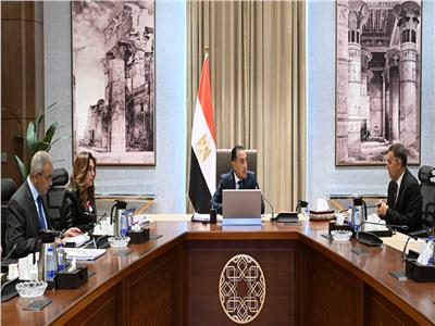 الدكتور مصطفى مدبولي خلال اجتماعه مع محافظ القليوبية