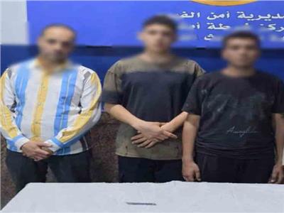المتهمون عقب القبض عليهم 