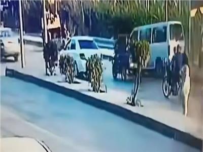 ميكروباص يدهس أسرة على كورنيش النيل